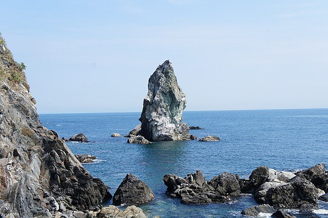 Kamitategamiiwa.jpg by Pinqui, CC BY-SA 3.0