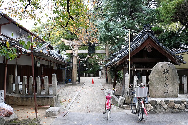 Tatehara Shrine. The south side of the torii.jpg by さかおり, CC BY-SA 4.0
